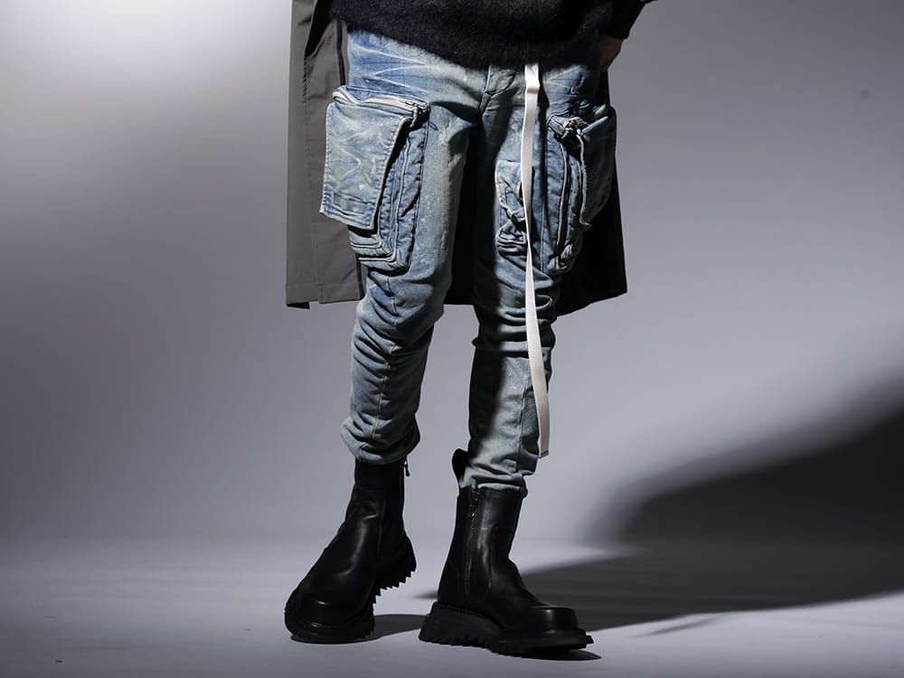 JULIUS 2023SS - Cargo pants and boots with a military feel - 807PAM6-ID(10.5oz Stretch Denim Damage Painted Cargo Skinny Denims Indigo) 807FWM2(Cow Skin Side Zip Boots) 807FWM2(Cow Skin Side Zip Boots) 807ACU1-Off-White(Cow Skin / Nylon Tape Belt Off White) - 3-001