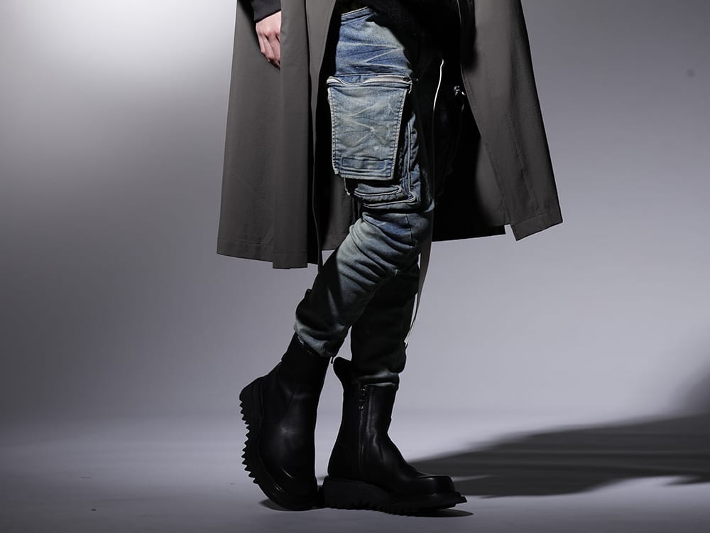 JULIUS 2023SS - Cargo pants and boots with a military feel - 807PAM6-ID(10.5oz Stretch Denim Damage Painted Cargo Skinny Denims Indigo) 807FWM2(Cow Skin Side Zip Boots) 807FWM2(Cow Skin Side Zip Boots) 807ACU1-Off-White(Cow Skin / Nylon Tape Belt Off White) - 3-002