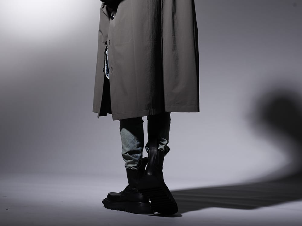 JULIUS 2023SS - Cargo pants and boots with a military feel - 807PAM6-ID(10.5oz Stretch Denim Damage Painted Cargo Skinny Denims Indigo) 807FWM2(Cow Skin Side Zip Boots) 807FWM2(Cow Skin Side Zip Boots) 807ACU1-Off-White(Cow Skin / Nylon Tape Belt Off White) - 3-003