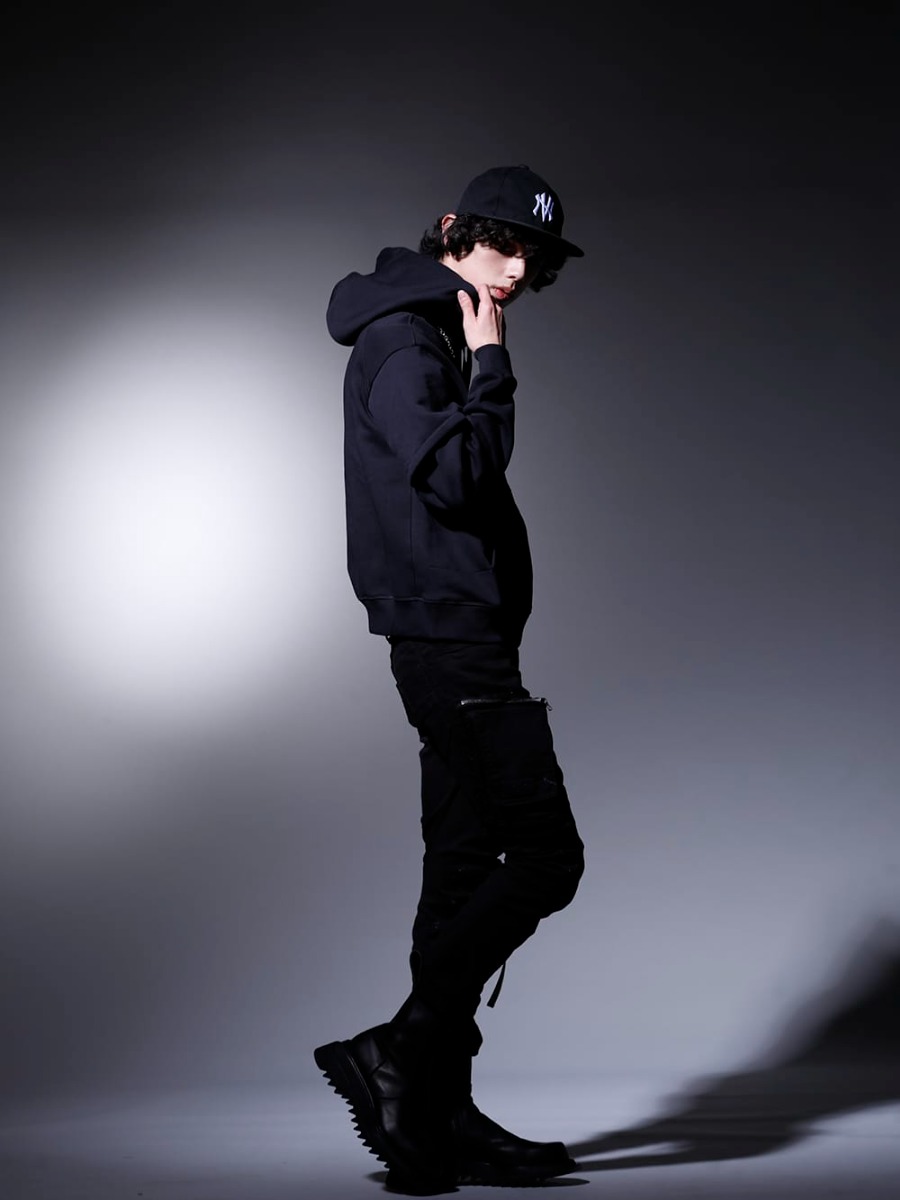 アクロニウム / ユリウス / ニュークリア / パーツオブフォー 2023SS - ラグジュアリー感の漂うモノトーンスタイル - S34-PR(Sweat Hoodie) 807PAM6-BK(10.5oz ストレッチデニム ダメージペイント カーゴスキニーデニム) 807FWM2(カウスキン サイドジップブーツ) NV_002-Black-Dye(NVロゴ フロント アーミーコットンキャップ ブラックダイ) R-198-MA+BAQ(Talisman necklace SPECIMEN Brandberg Amethyst Quartz) 817ACU16-silver(チェーンブレスレット シルバー) 807ACU1-Off-White(カウスキン/ナイロン タイプベルト オフホワイト) - 1-003