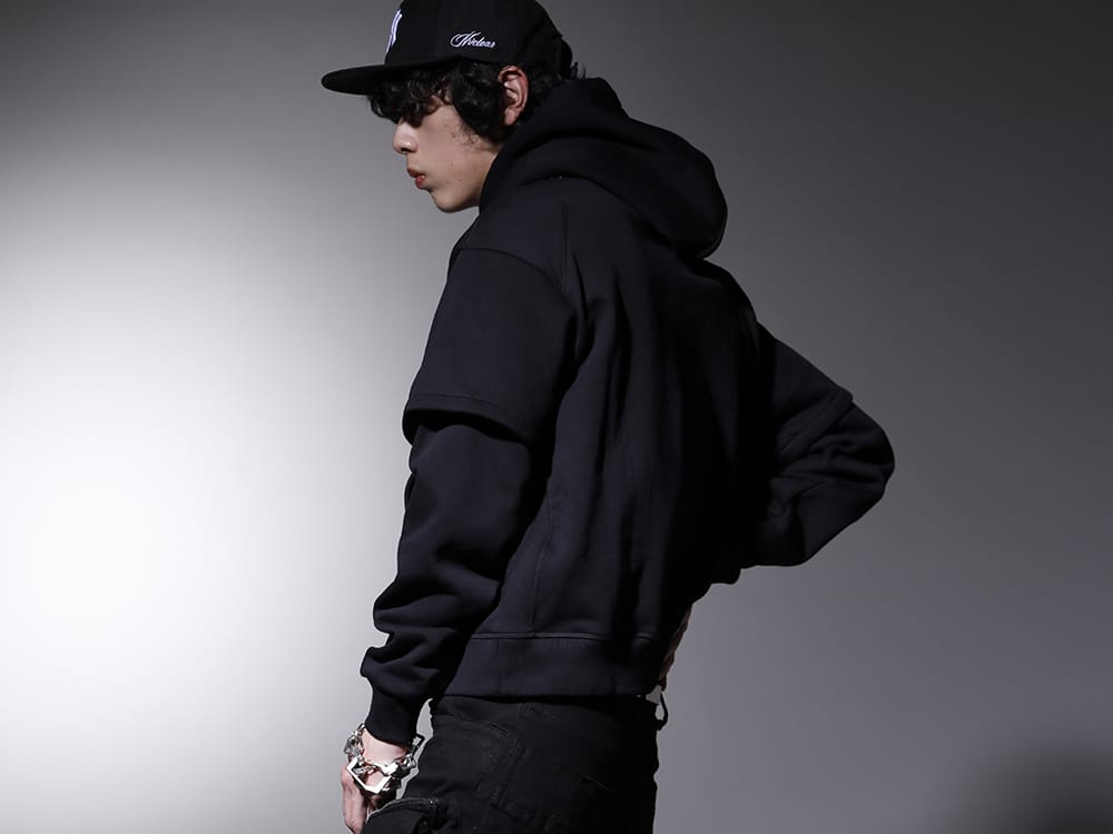 アクニウム / ユリウス / ニュークリア 2023SS - 洗練された作品に映えるジュエリー - S34-PR(Sweat Hoodie) NV_002-Black-Dye(NVロゴ フロント アーミーコットンキャップ ブラックダイ) 817ACU16-silver(チェーンブレスレット シルバー) - 2-002