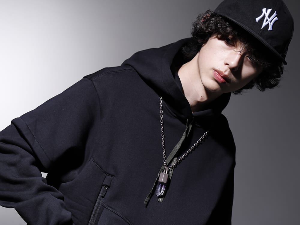 アクロニウム / パーツオブフォー / ニュークリア 2023SS - 洗練された作品に映えるジュエリー - S34-PR(Sweat Hoodie) NV_002-Black-Dye(NVロゴ フロント アーミーコットンキャップ ブラックダイ) R-198-MA+BAQ(Talisman necklace SPECIMEN Brandberg Amethyst Quartz) - 2-004