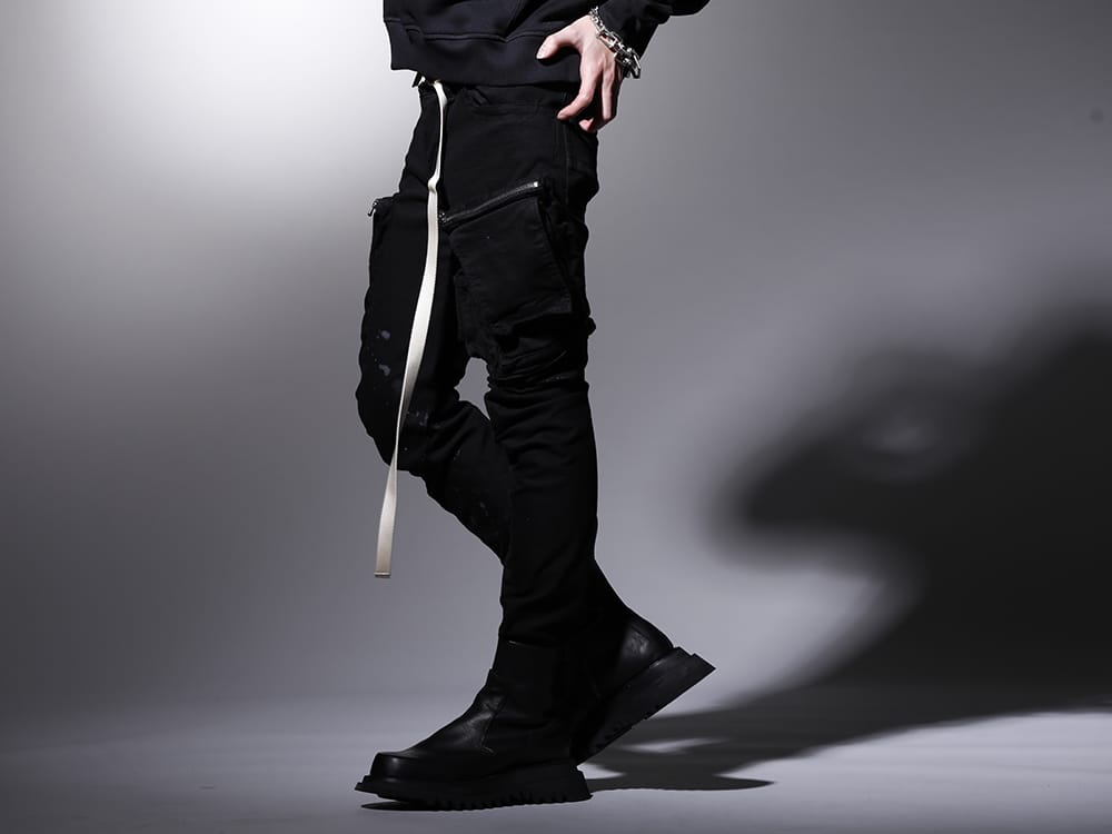 ユリウス 2023SS - すっきりとしたシルエットでミリタリー感の強い1本 - 807PAM6-BK(10.5oz ストレッチデニム ダメージペイント カーゴスキニーデニム) 807FWM2(カウスキン サイドジップブーツ) 807ACU1-Off-White(カウスキン/ナイロン タイプベルト オフホワイト) - 3-002