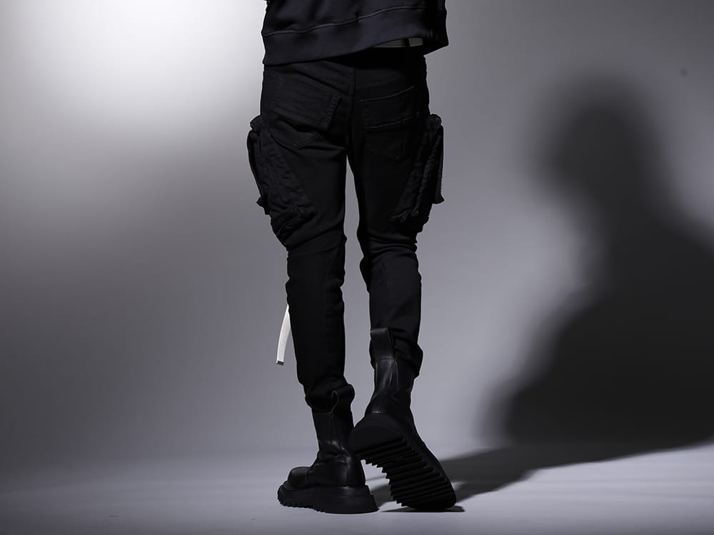 ユリウス 2023SS - すっきりとしたシルエットでミリタリー感の強い1本 - 807PAM6-BK(10.5oz ストレッチデニム ダメージペイント カーゴスキニーデニム) 807FWM2(カウスキン サイドジップブーツ) 807ACU1-Off-White(カウスキン/ナイロン タイプベルト オフホワイト) - 3-003