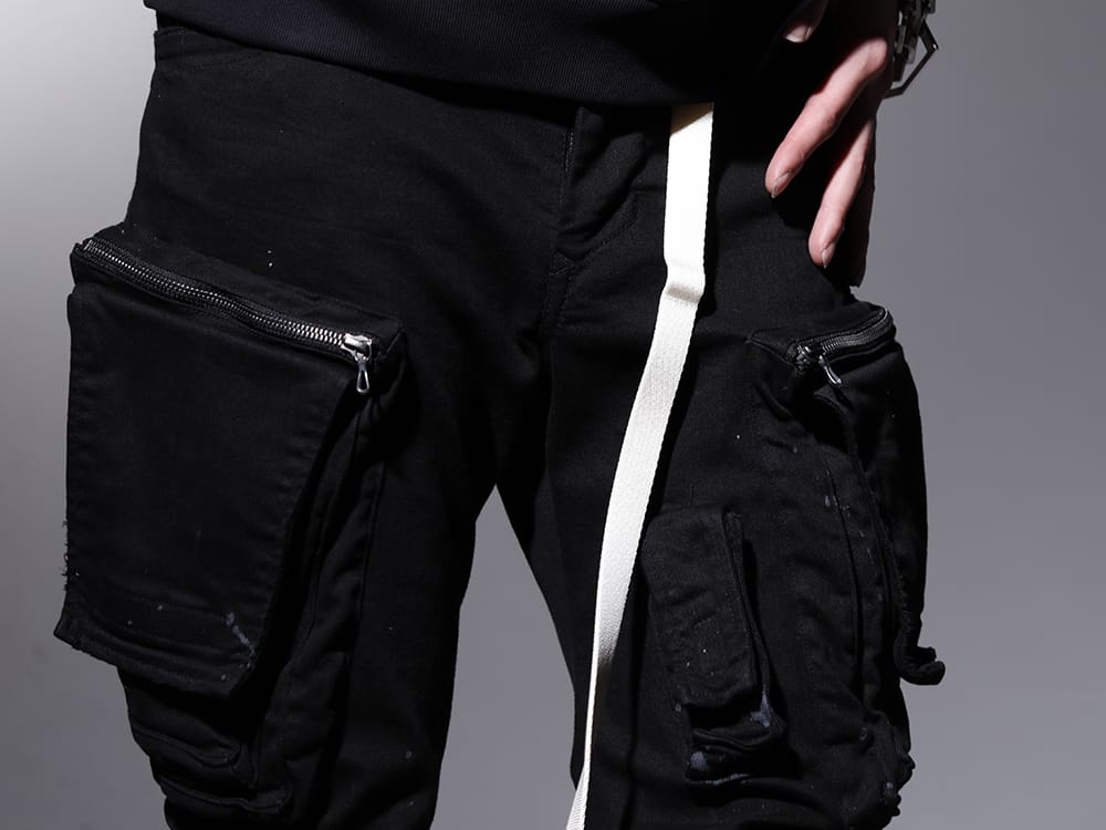 ユリウス 2023SS - すっきりとしたシルエットでミリタリー感の強い1本 - 807PAM6-BK(10.5oz ストレッチデニム ダメージペイント カーゴスキニーデニム) 807ACU1-Off-White(カウスキン/ナイロン タイプベルト オフホワイト) - 3-004