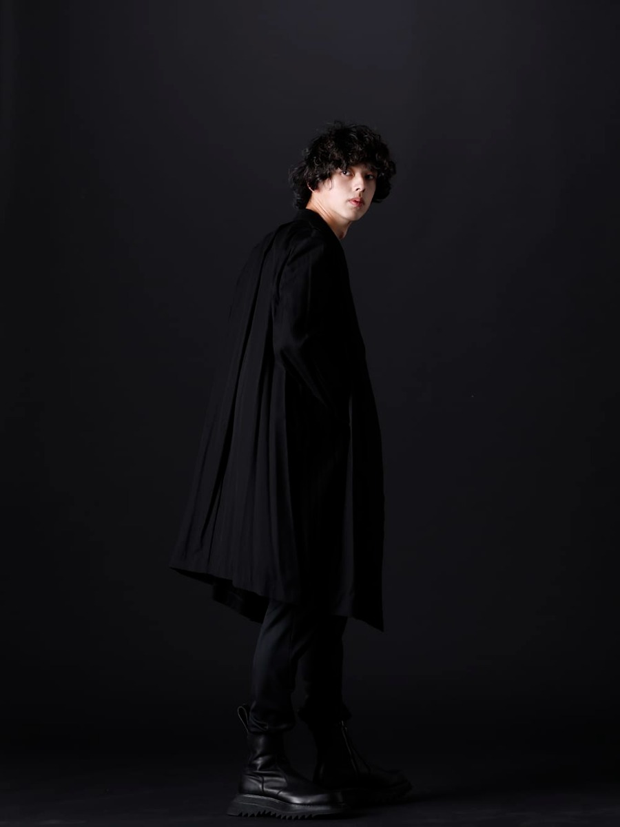 ユリウス 2023SS - 直線的なデザインが特徴的なスタイリング - 667JAM2(LOZENGE COLLAR CHESTERFIELD COAT) 817CPM1(コットン/モダール ジャージ フロントプリント ショートスリーブTシャツ) 758PAM4(The R10周年 別注 MA_JULIUS ドロップクロッチ ドローストリングパンツ) 807FWM2(カウスキン サイドジップブーツ) 817ACU15-silver(チェーンネックレス シルバー) - 1-003