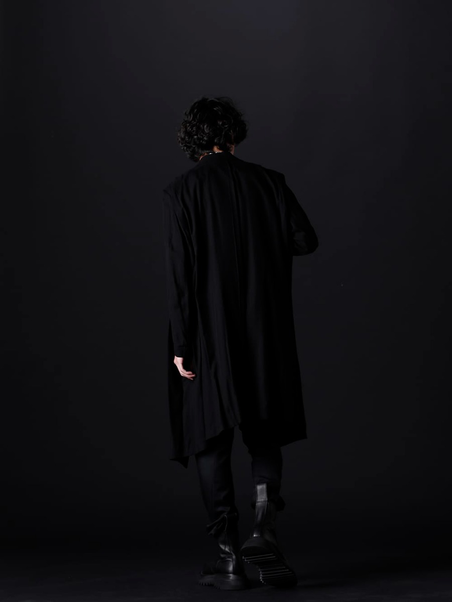 ユリウス 2023SS - 直線的なデザインが特徴的なスタイリング - 667JAM2(LOZENGE COLLAR CHESTERFIELD COAT) 817CPM1(コットン/モダール ジャージ フロントプリント ショートスリーブTシャツ) 758PAM4(The R10周年 別注 MA_JULIUS ドロップクロッチ ドローストリングパンツ) 807FWM2(カウスキン サイドジップブーツ) 817ACU15-silver(チェーンネックレス シルバー) - 1-004