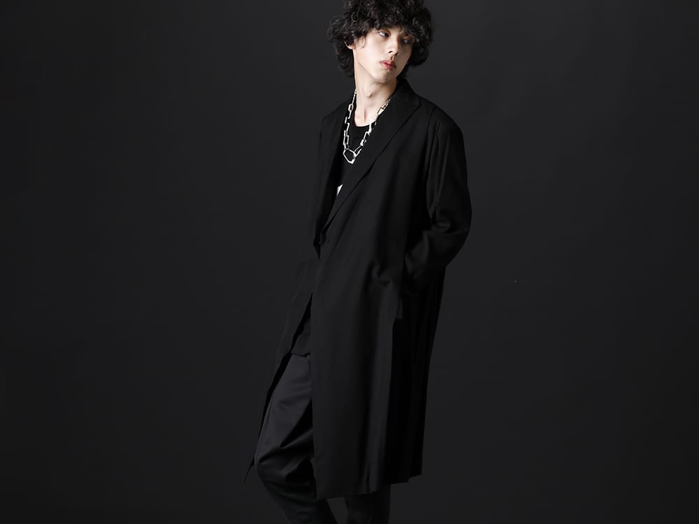 ユリウス 2023SS - 4つのタックが特徴のミニマルな1着  - 667JAM2(LOZENGE COLLAR CHESTERFIELD COAT) 817CPM1(コットン/モダール ジャージ フロントプリント ショートスリーブTシャツ) 817ACU15-silver(チェーンネックレス シルバー) - 2-001