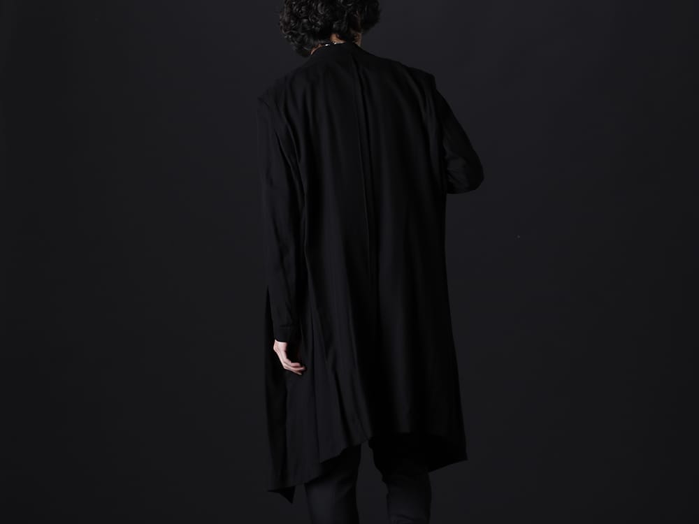 ユリウス 2023SS - 4つのタックが特徴のミニマルな1着  - 667JAM2(LOZENGE COLLAR CHESTERFIELD COAT) - 2-002