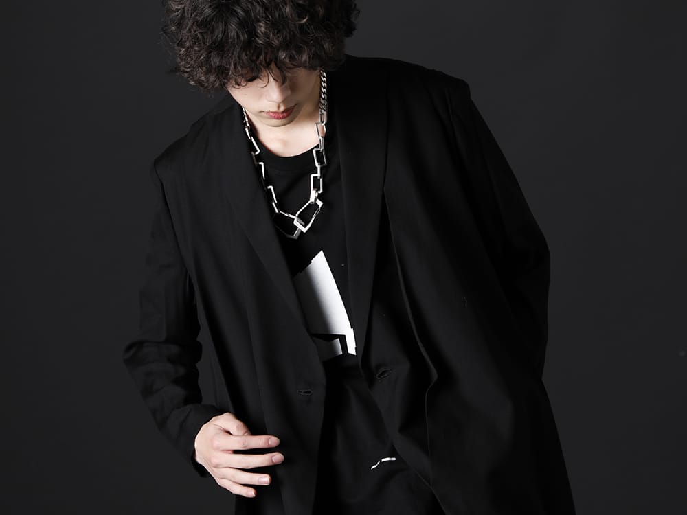 ユリウス 2023SS - 4つのタックが特徴のミニマルな1着  - 667JAM2(LOZENGE COLLAR CHESTERFIELD COAT) 817CPM1(コットン/モダール ジャージ フロントプリント ショートスリーブTシャツ) 817ACU15-silver(チェーンネックレス シルバー) - 2-003