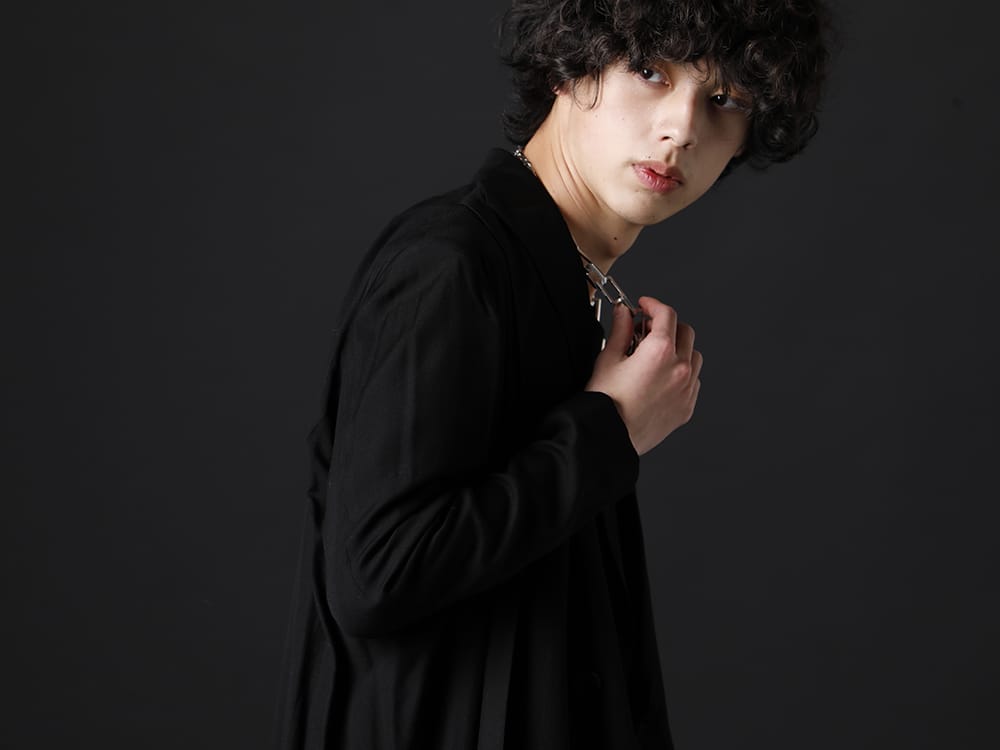 ユリウス 2023SS - 4つのタックが特徴のミニマルな1着  - 667JAM2(LOZENGE COLLAR CHESTERFIELD COAT) 817ACU15-silver(チェーンネックレス シルバー) - 2-004