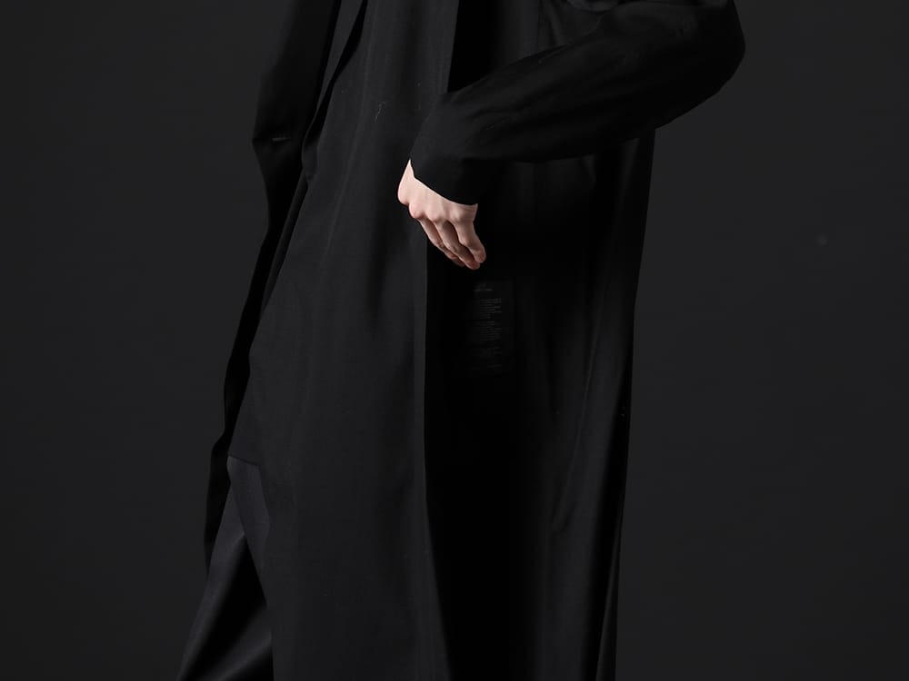 ユリウス 2023SS - 4つのタックが特徴のミニマルな1着  - 667JAM2(LOZENGE COLLAR CHESTERFIELD COAT) - 2-005