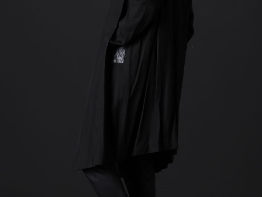 ユリウス 2023SS - 4つのタックが特徴のミニマルな1着  - 667JAM2(LOZENGE COLLAR CHESTERFIELD COAT) - 2-006