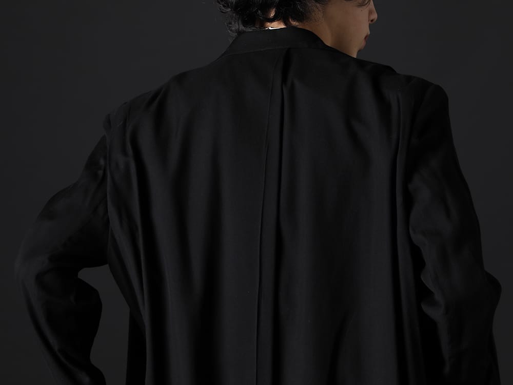 ユリウス 2023SS - 4つのタックが特徴のミニマルな1着  - 667JAM2(LOZENGE COLLAR CHESTERFIELD COAT) - 2-007