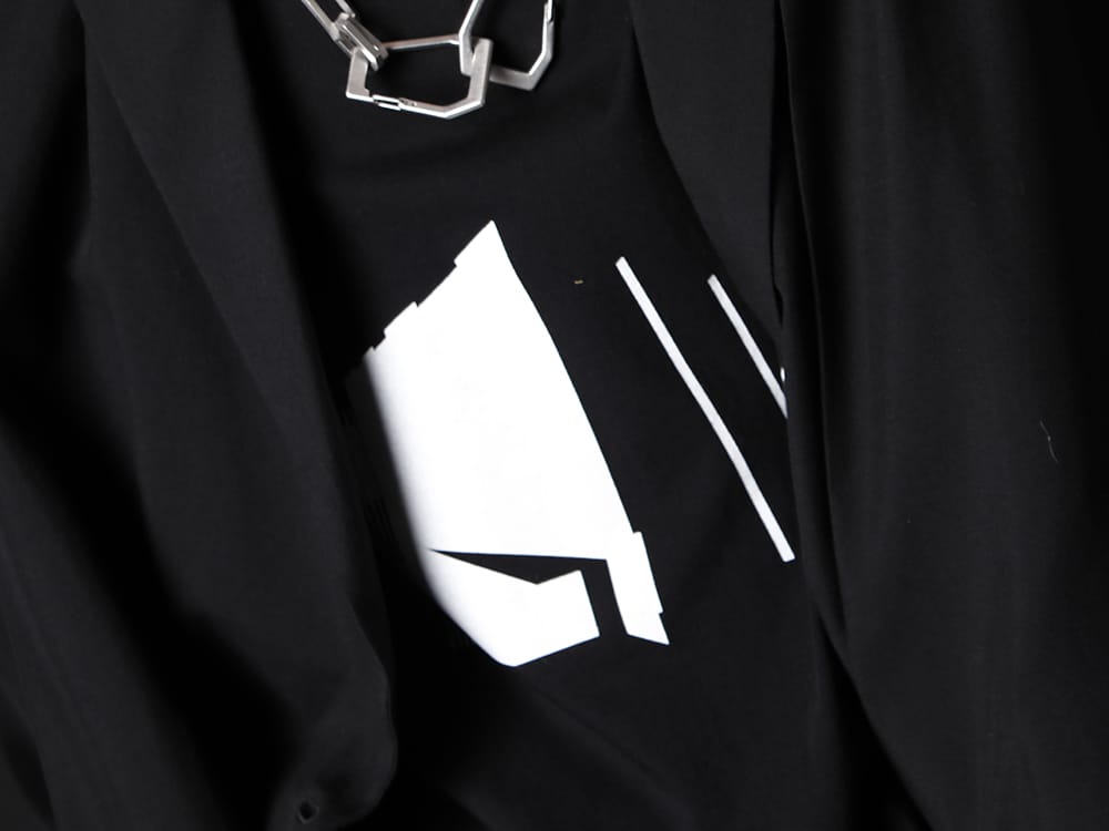 ユリウス 2023SS - 4つのタックが特徴のミニマルな1着 - 817CPM1(コットン/モダール ジャージ フロントプリント ショートスリーブTシャツ) - 2-008