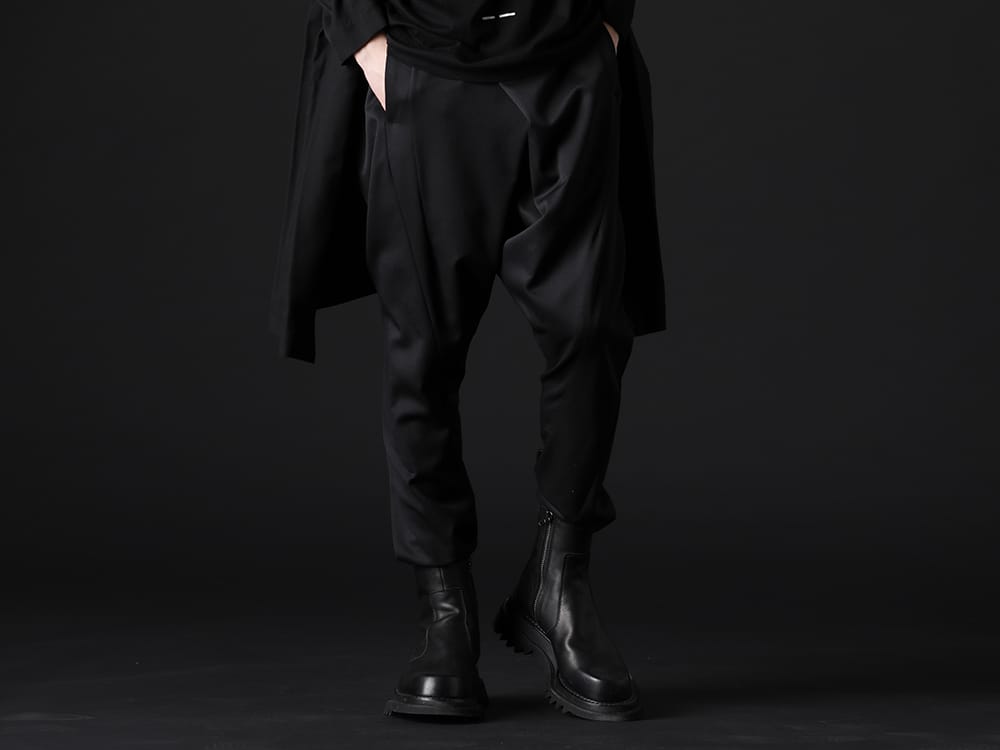 ユリウス 2023SS - MA_JULIUSのデザインをベースにした別注パンツ - 758PAM4(The R10周年 別注 MA_JULIUS ドロップクロッチ ドローストリングパンツ) 807FWM2(カウスキン サイドジップブーツ) - 3-001