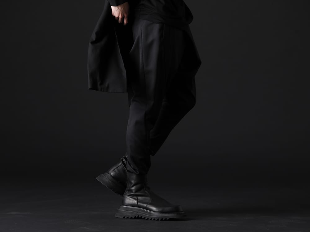 ユリウス 2023SS - MA_JULIUSのデザインをベースにした別注パンツ - 758PAM4(The R10周年 別注 MA_JULIUS ドロップクロッチ ドローストリングパンツ) 807FWM2(カウスキン サイドジップブーツ) - 3-002
