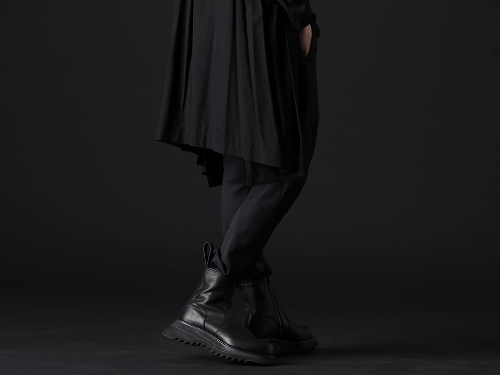 ユリウス 2023SS - MA_JULIUSのデザインをベースにした別注パンツ - 758PAM4(The R10周年 別注 MA_JULIUS ドロップクロッチ ドローストリングパンツ) 807FWM2(カウスキン サイドジップブーツ) - 3-003