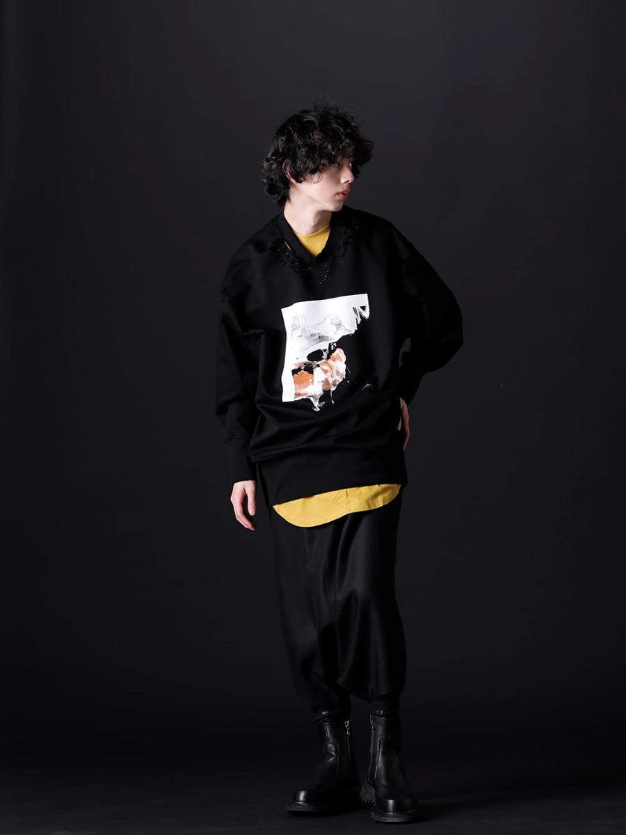 ユリウス / キリュウキリュウ 2023PS スタイリング ゆったりとしたシルエットで春先に活躍するブラックにイエローのコントラストが美しいスタイリング - コントラストが美しいルーズなスタイル - 807CUM4-Black(コットンスウェット ダメージプルオーバー ブラック) 677CPM19-Mustard(GATAER SEAMD ROUND T-SHIRT Mustard) 807PAM4(ウール/レーヨン ギャバ プリズム サルエルパンツ) KO-HLG09-059(ホイルスムース レギンス) 807FWM2(カウスキン サイドジップブーツ) - 1-001