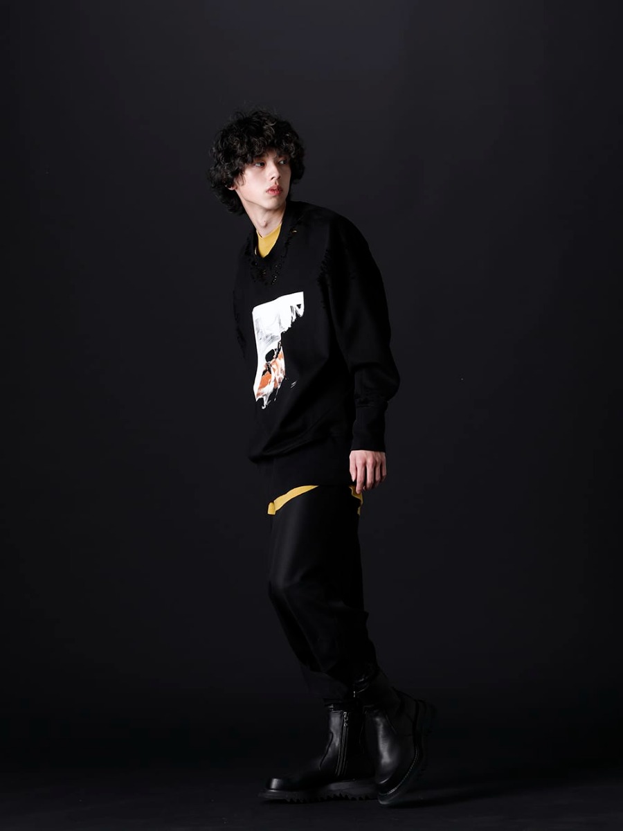 ユリウス / キリュウキリュウ 2023PS - コントラストが美しいルーズなスタイル - 807CUM4-Black(コットンスウェット ダメージプルオーバー ブラック) 677CPM19-Mustard(GATAER SEAMD ROUND T-SHIRT Mustard) 807PAM4(ウール/レーヨン ギャバ プリズム サルエルパンツ) KO-HLG09-059(ホイルスムース レギンス) 807FWM2(カウスキン サイドジップブーツ) - 1-002