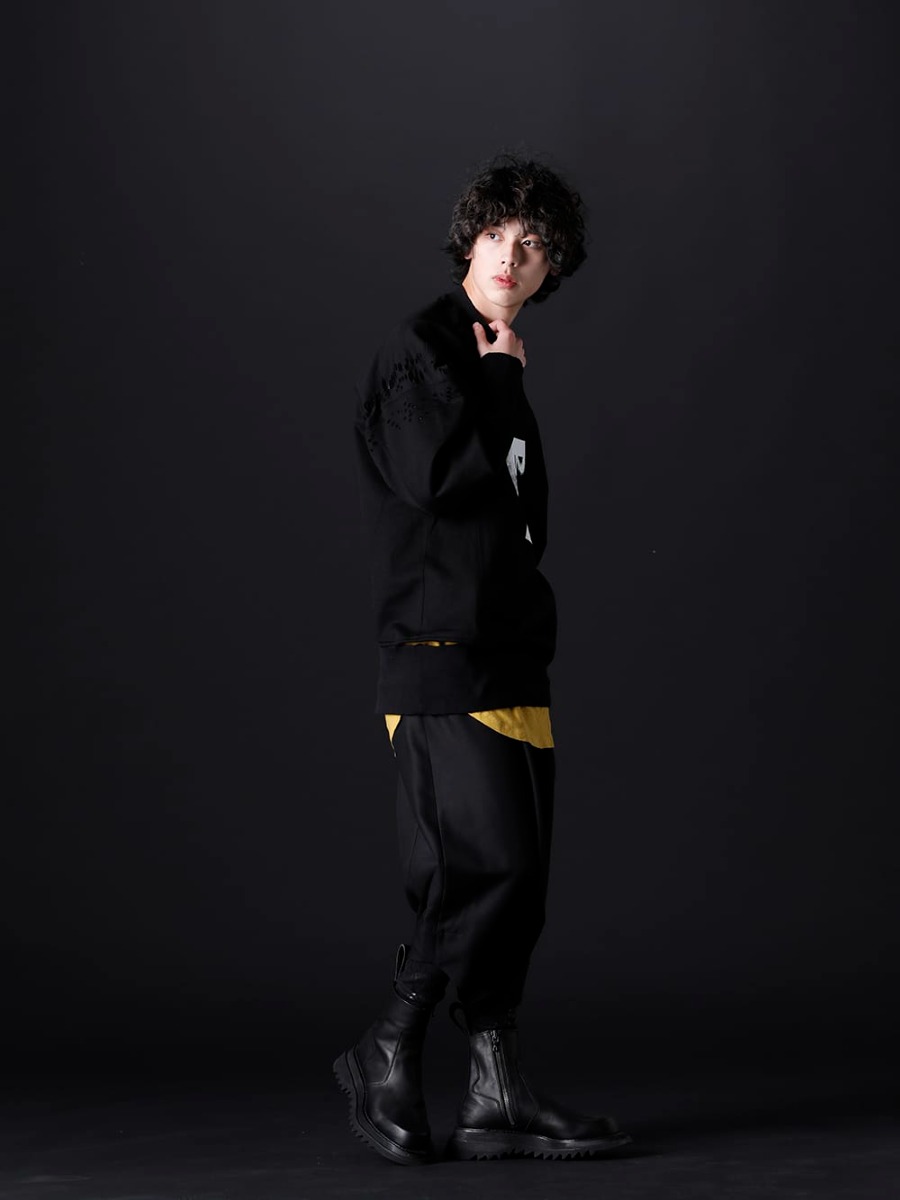 ユリウス / キリュウキリュウ 2023PS - コントラストが美しいルーズなスタイル - 807CUM4-Black(コットンスウェット ダメージプルオーバー ブラック) 677CPM19-Mustard(GATAER SEAMD ROUND T-SHIRT Mustard) 807PAM4(ウール/レーヨン ギャバ プリズム サルエルパンツ) KO-HLG09-059(ホイルスムース レギンス) 807FWM2(カウスキン サイドジップブーツ) - 1-003