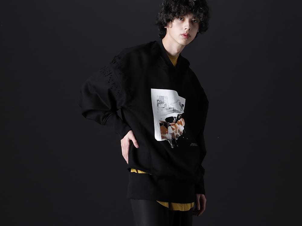 ユリウス 2023PS - ダメージ加工によって面白みのあるレイヤードを  - 807CUM4-Black(コットンスウェット ダメージプルオーバー ブラック) 677CPM19-Mustard(GATAER SEAMD ROUND T-SHIRT Mustard) - 2-001