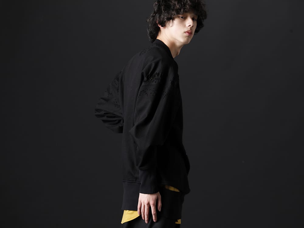 ユリウス 2023PS - ダメージ加工によって面白みのあるレイヤードを  - 807CUM4-Black(コットンスウェット ダメージプルオーバー ブラック) 677CPM19-Mustard(GATAER SEAMD ROUND T-SHIRT Mustard) - 2-002