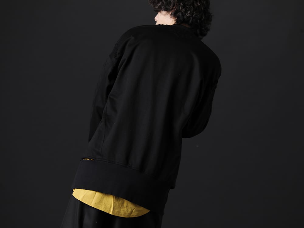 ユリウス 2023PS - ダメージ加工によって面白みのあるレイヤードを  - 807CUM4-Black(コットンスウェット ダメージプルオーバー ブラック) 677CPM19-Mustard(GATAER SEAMD ROUND T-SHIRT Mustard) - 2-003