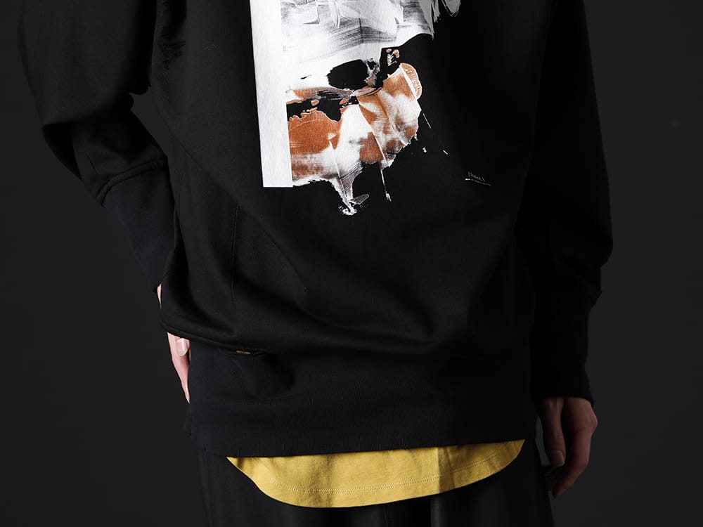 ユリウス 2023PS - ダメージ加工によって面白みのあるレイヤードを  - 807CUM4-Black(コットンスウェット ダメージプルオーバー ブラック) 677CPM19-Mustard(GATAER SEAMD ROUND T-SHIRT Mustard) - 2-005