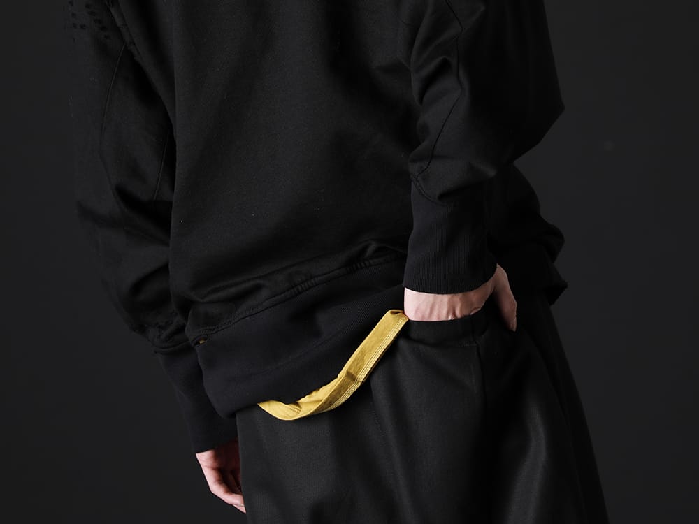 ユリウス 2023PS - ダメージ加工によって面白みのあるレイヤードを  - 807CUM4-Black(コットンスウェット ダメージプルオーバー ブラック) 677CPM19-Mustard(GATAER SEAMD ROUND T-SHIRT Mustard) - 2-009