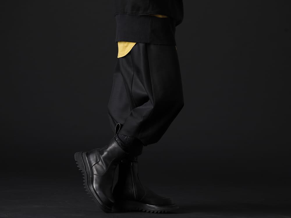 ユリウス / キリュウキリュウ 2023SS - ゆったりとしてラフに着用できるパンツ - 807PAM4(ウール/レーヨン ギャバ プリズム サルエルパンツ) KO-HLG09-059(ホイルスムース レギンス) 807FWM2(カウスキン サイドジップブーツ) - 3-002