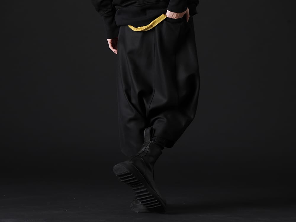 ユリウス / キリュウキリュウ 2023SS - ゆったりとしてラフに着用できるパンツ - 807PAM4(ウール/レーヨン ギャバ プリズム サルエルパンツ) KO-HLG09-059(ホイルスムース レギンス) 807FWM2(カウスキン サイドジップブーツ) - 3-003