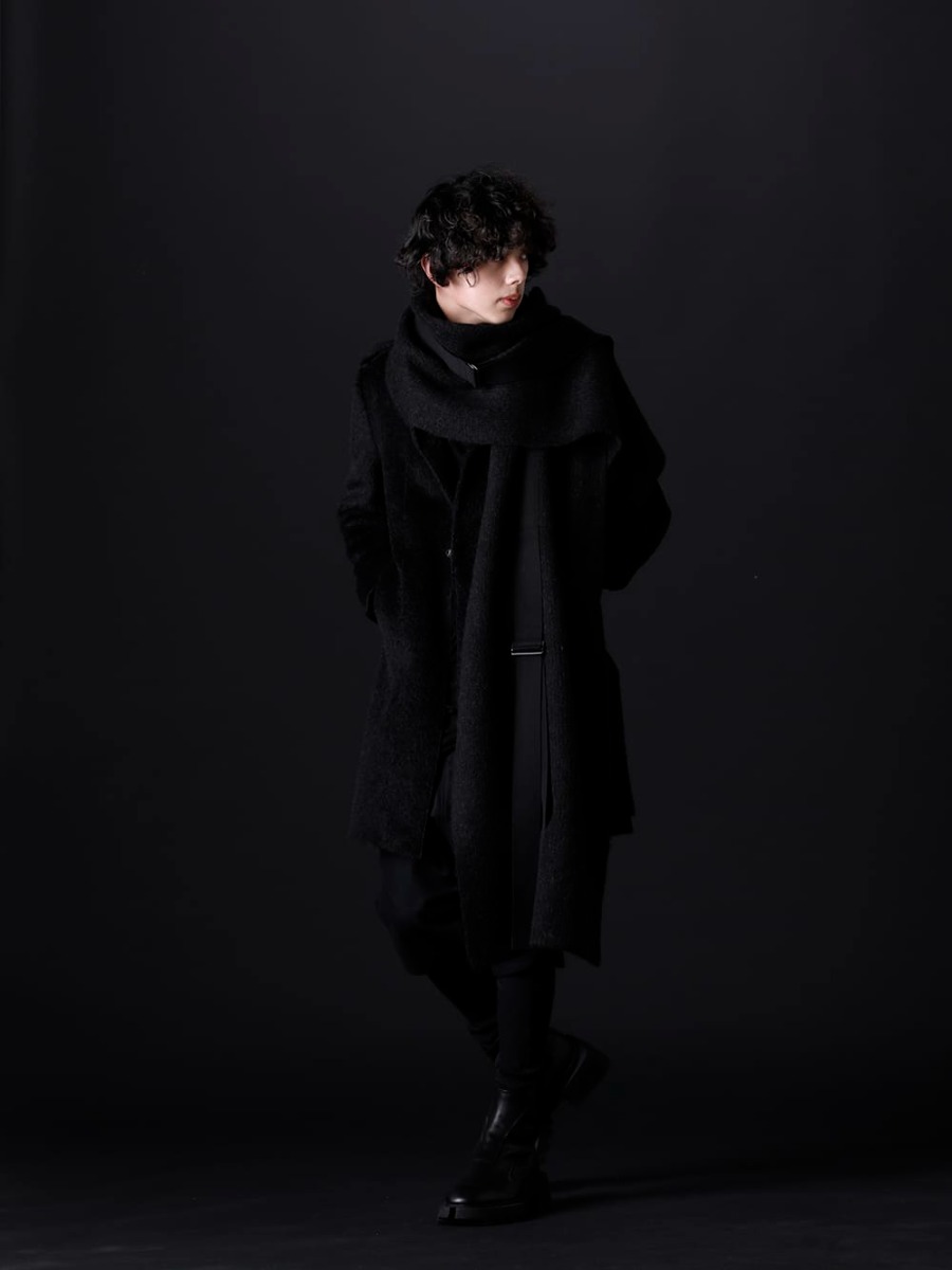JULIUS / kiryuyrik 2023PS Styling This is a coordinated look that allows you to enjoy a modish style even on a cold day. - The styling is based on the color black, but you can also enjoy the texture of the material. - KO-HJ29-105-black(Alpaca Shaggy Single Napoleon Jacket Black) 819CUM4-black(Cotton/Cupro Jersey Drawcord Short Sleeve T-Shirt Black) 807PAM5(Wool/Alpaca Tweed Alpaca Layered Pants) 797FWM1(Cow Leather Side Zip Up Boots) 807STU1(Baby Alpaca Yarn Alpaca Knit Stole) - 1-001