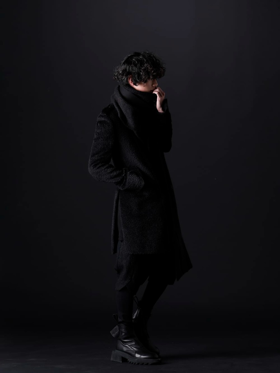JULIUS / kiryuyrik 2023PS - The styling is based on the color black, but you can also enjoy the texture of the material. - KO-HJ29-105-black(Alpaca Shaggy Single Napoleon Jacket Black) 819CUM4-black(Cotton/Cupro Jersey Drawcord Short Sleeve T-Shirt Black) 807PAM5(Wool/Alpaca Tweed Alpaca Layered Pants) 797FWM1(Cow Leather Side Zip Up Boots) 807STU1(Baby Alpaca Yarn Alpaca Knit Stole) - 1-002