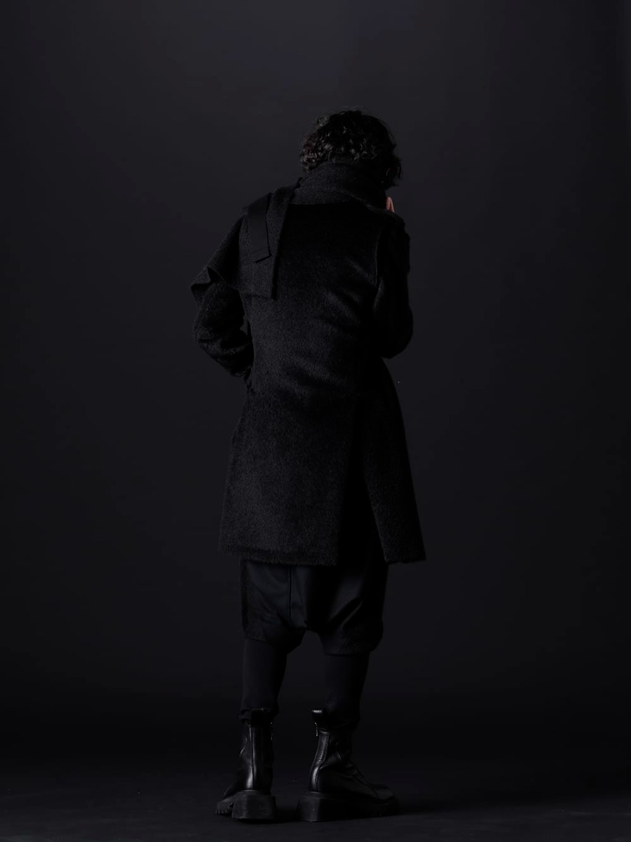 JULIUS / kiryuyrik 2023PS - The styling is based on the color black, but you can also enjoy the texture of the material. - KO-HJ29-105-black(Alpaca Shaggy Single Napoleon Jacket Black) 819CUM4-black(Cotton/Cupro Jersey Drawcord Short Sleeve T-Shirt Black) 807PAM5(Wool/Alpaca Tweed Alpaca Layered Pants) 797FWM1(Cow Leather Side Zip Up Boots) 807STU1(Baby Alpaca Yarn Alpaca Knit Stole) - 1-004