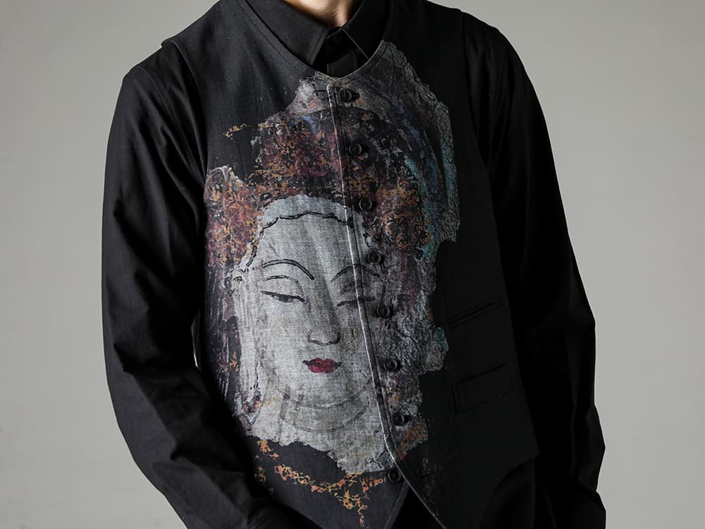 Yohji Yamamoto-ヨウジヤマモト 23SS(春夏) 新定番素材となり得る手紡ぎコットンを使用したベーシックシルエットシャツ。  - HZ-V11-028-山猫 デザインベスト - HZ-B58-047-Black-シャツカラーポケットブラウス ブラック 2-001