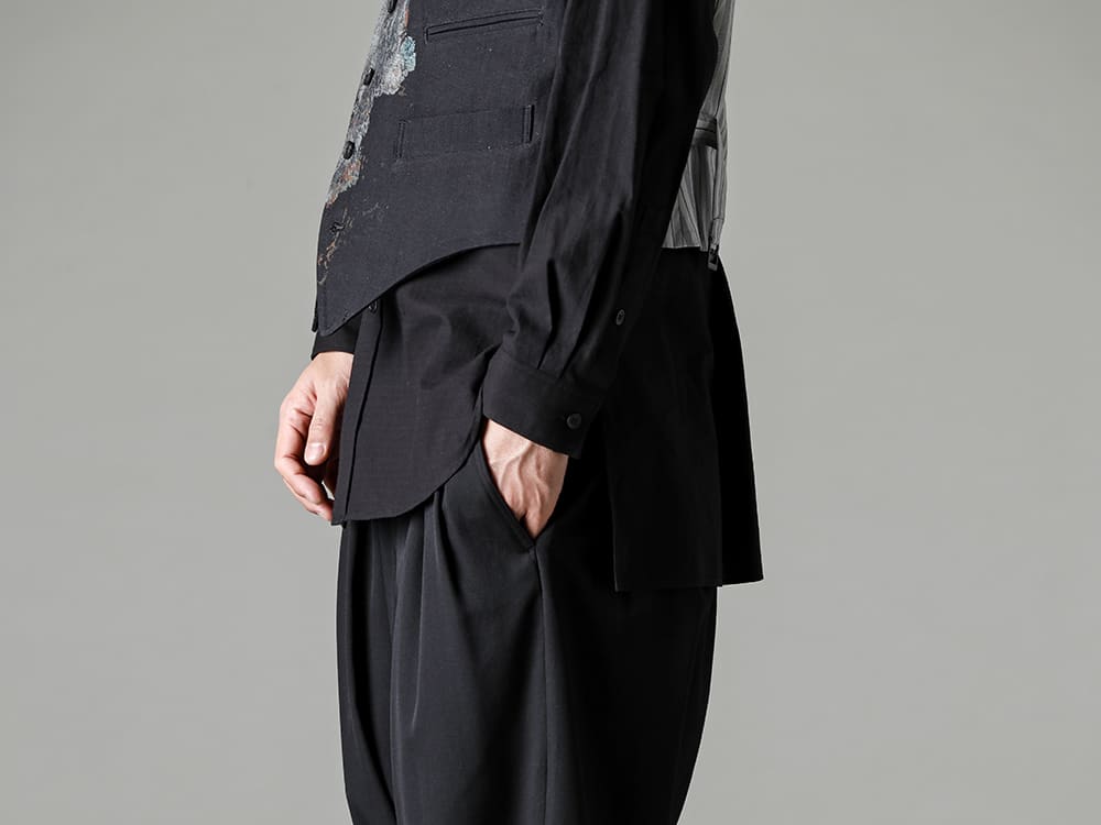 Yohji Yamamoto-ヨウジヤマモト 23SS(春夏) 新定番素材となり得る手紡ぎコットンを使用したベーシックシルエットシャツ。  - HZ-V11-028-山猫 デザインベスト - HZ-B58-047-Black-シャツカラーポケットブラウス ブラック 2-005