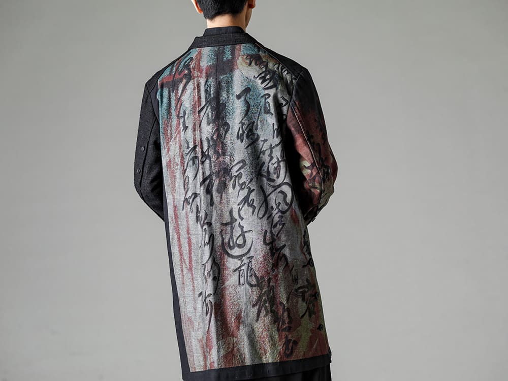 Yohji Yamamoto-ヨウジヤマモト 23SS(春夏) プリントアイテムながらシンプルシルエットで着やすさも担保したミドルレングスジャケット  - HZ-J31-814-デニム プリント + 別布ジャケット - HZ-V08-030-インドラ柄襟付きベスト 2-003