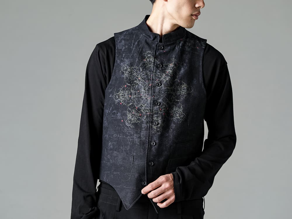 Yohji Yamamoto-ヨウジヤマモト 23SS(春夏) プリントアイテムながらもシックさも兼ね備えたプリントベスト - HZ-V08-030-インドラ柄襟付きベスト - HZ-P14-500-2タックミッドビッグパンツ - Handsewn-Classic-Lo-ハンドソーン クラシック ロー 3-004