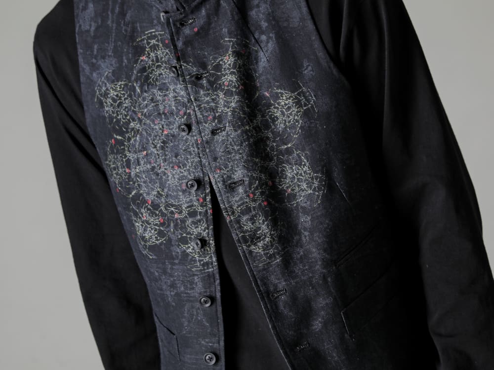 Yohji Yamamoto-ヨウジヤマモト 23SS(春夏) プリントアイテムながらもシックさも兼ね備えたプリントベスト - HZ-V08-030-インドラ柄襟付きベスト - HZ-P14-500-2タックミッドビッグパンツ - Handsewn-Classic-Lo-ハンドソーン クラシック ロー 3-005