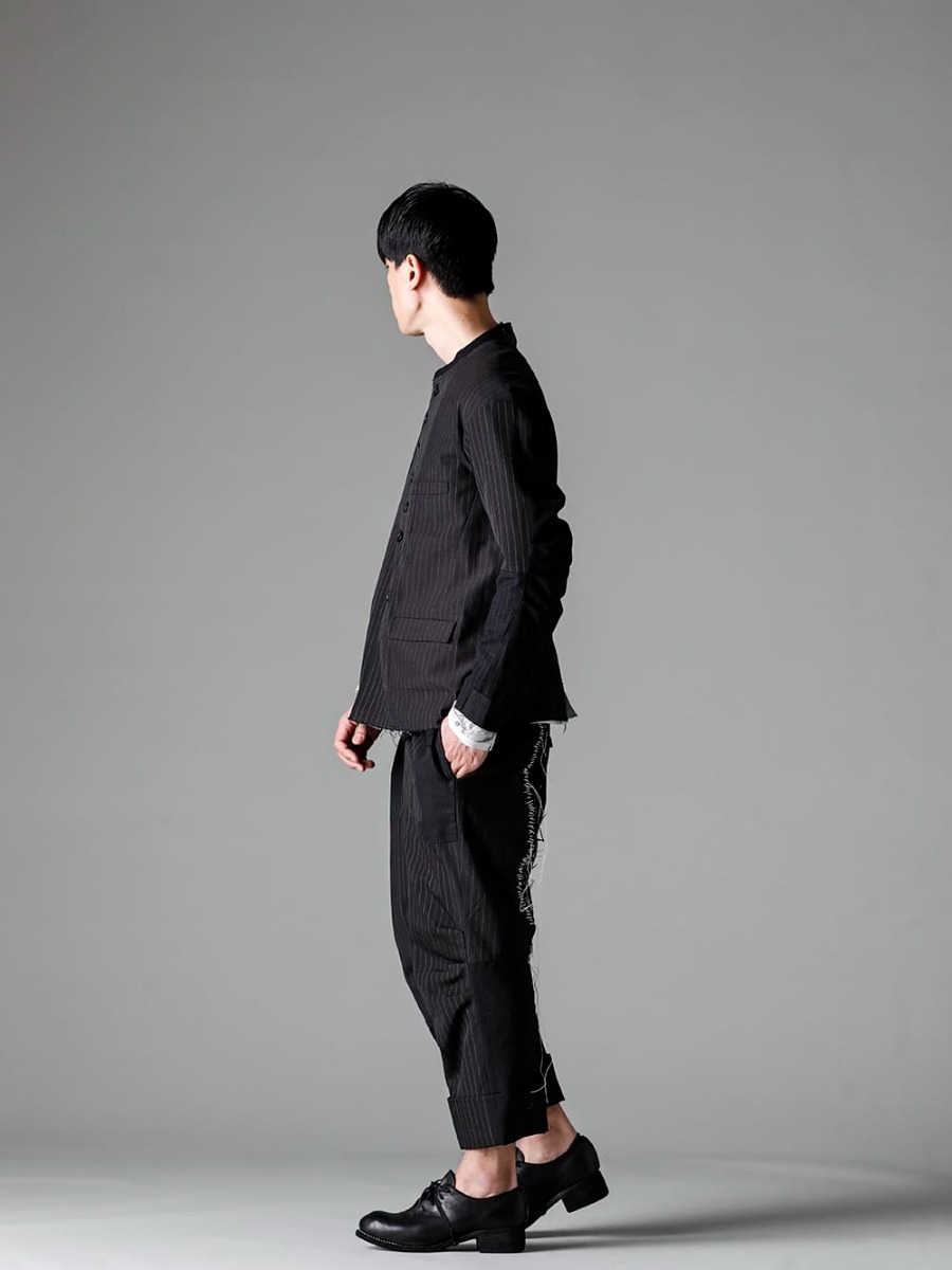 DUELLUM-デュエラム 22−23AW(秋冬) スタイリング 2つのブランドの過去と現在がクロスオーバーする二面性を表現 - DUE-V-058-JAK-パッチドバンドカラージャケット - DUE-V-066-TEE-パッチド ビースト セーター - DUE-V-059-TRS-パッチドワイドクロップドトラウザーズ - PL10L-BLKT-オーソピーディック ダービーシューズ ホース フルグレイン レザー - PL10L 1-001