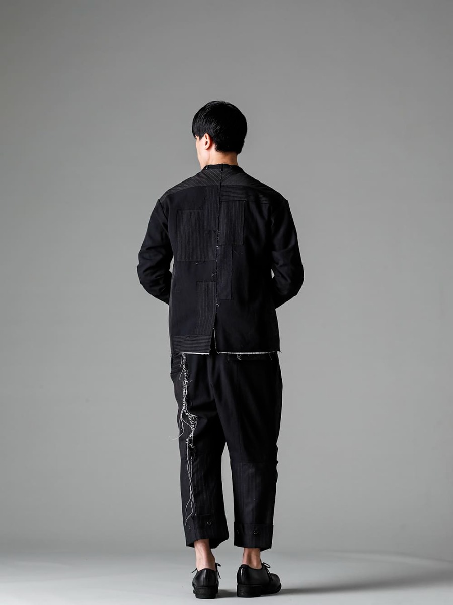 DUELLUM-デュエラム 22−23AW(秋冬) スタイリング 2つのブランドの過去と現在がクロスオーバーする二面性を表現 - DUE-V-058-JAK-パッチドバンドカラージャケット - DUE-V-066-TEE-パッチド ビースト セーター - DUE-V-059-TRS-パッチドワイドクロップドトラウザーズ - PL10L-BLKT-オーソピーディック ダービーシューズ ホース フルグレイン レザー - PL10L 1-002