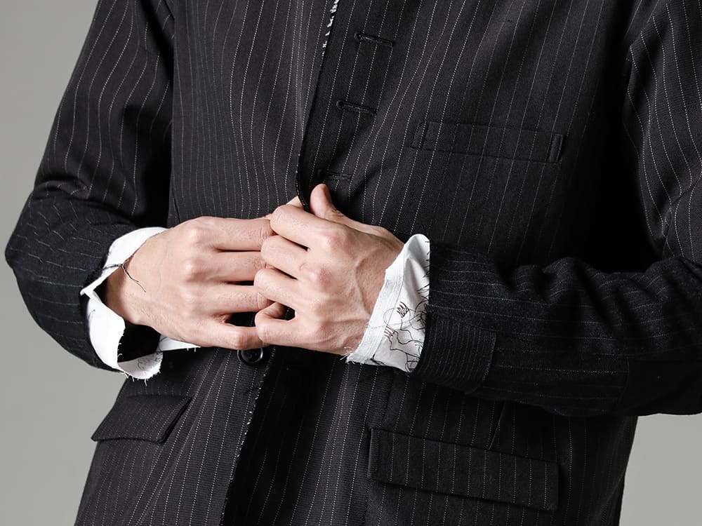 DUELLUM-デュエラム 22−23AW(秋冬) ブランドの初期からデザインのベースにしているパッチワークをアクセントにしたワークテイストのクラシックなジャケット  - DUE-V-058-JAK-パッチドバンドカラージャケット - DUE-V-066-TEE-パッチド ビースト セーター 2-001