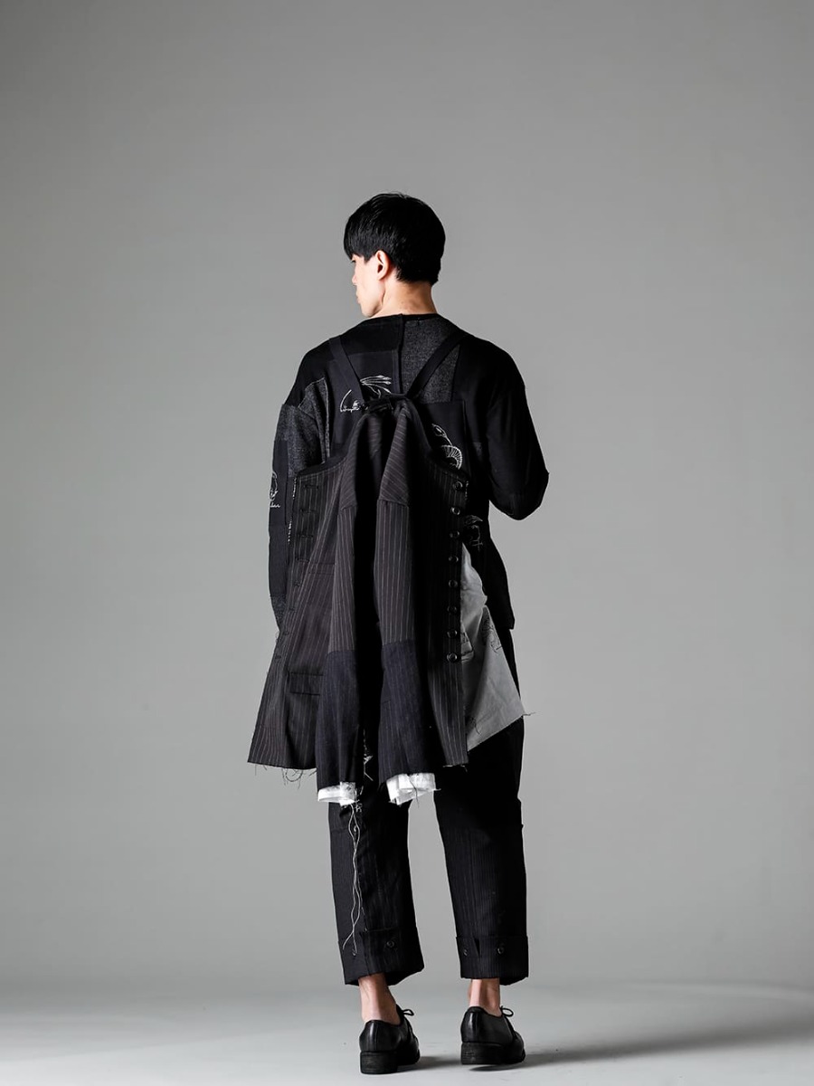 DUELLUM-デュエラム 22−23AW(秋冬) ブランドの初期からデザインのベースにしているパッチワークをアクセントにしたワークテイストのクラシックなジャケット  - DUE-V-058-JAK-パッチドバンドカラージャケット - DUE-V-066-TEE-パッチド ビースト セーター 2-006