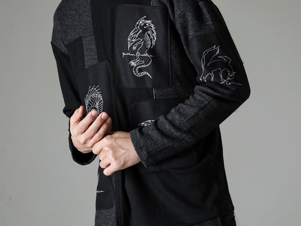 DUELLUM-デュエラム 22−23AW(秋冬) 可愛げのある刺繍がいい感じにギャップを - DUE-V-066-TEE-パッチド ビースト セーター 3-004