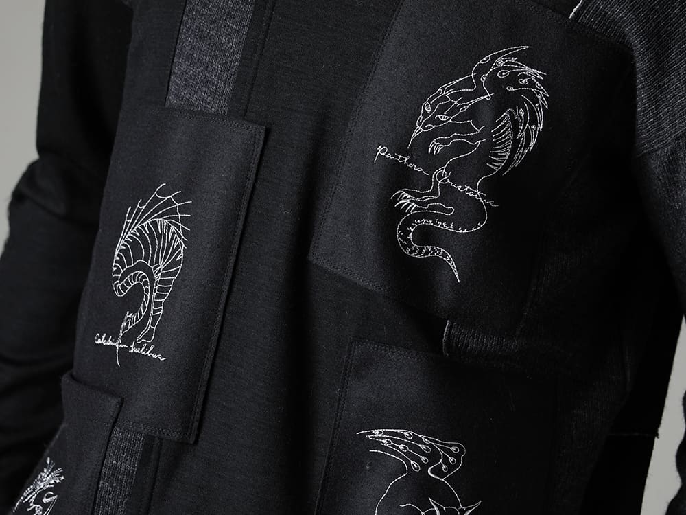 DUELLUM-デュエラム 22−23AW(秋冬) 可愛げのある刺繍がいい感じにギャップを - DUE-V-066-TEE-パッチド ビースト セーター 3-005