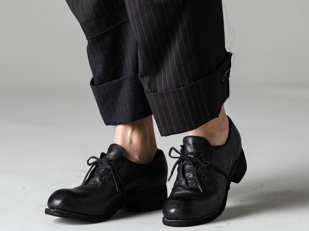 DUELLUM-デュエラム 22−23AW(秋冬) 春先のシンプルなコーディネートにもおすすめしたい一本 - DUE-V-059-TRS-パッチドワイドクロップドトラウザーズ - PL10L-BLKT-オーソピーディック ダービーシューズ ホース フルグレイン レザー - PL10L 3-006