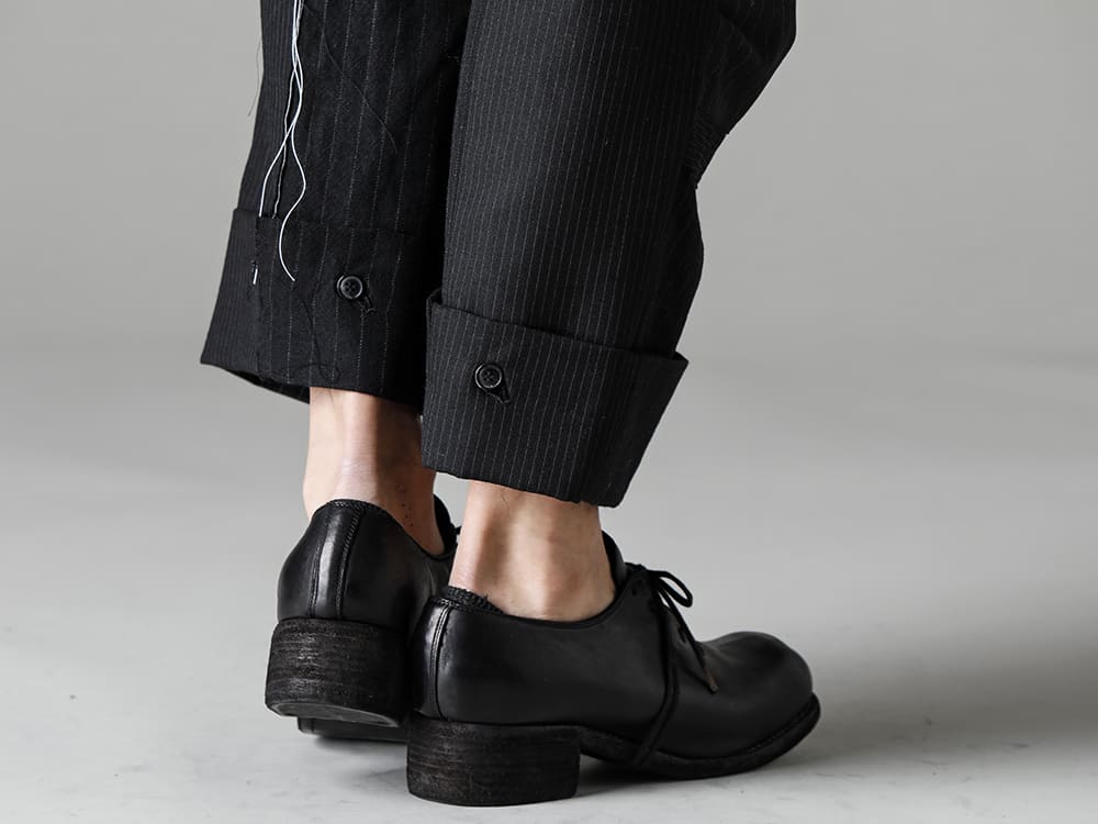 DUELLUM-デュエラム 22−23AW(秋冬) 春先のシンプルなコーディネートにもおすすめしたい一本 - DUE-V-059-TRS-パッチドワイドクロップドトラウザーズ - PL10L-BLKT-オーソピーディック ダービーシューズ ホース フルグレイン レザー - PL10L 3-007