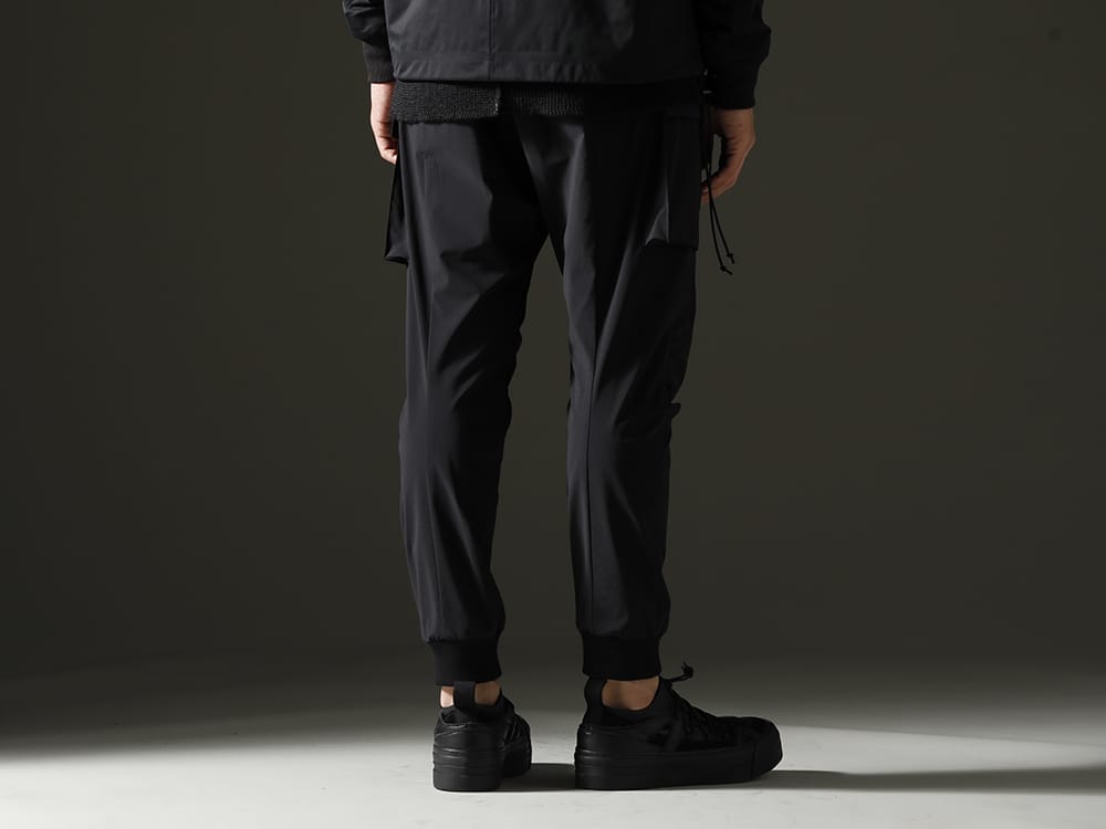 The Viridi-anne 2023SS - Cargo pants that are both practical and functional - VI-3563-04-Black(Water-Repellent Stretch Cargo Pants Black) VI-3555-09-Black(Sneakers Black) - 3-003