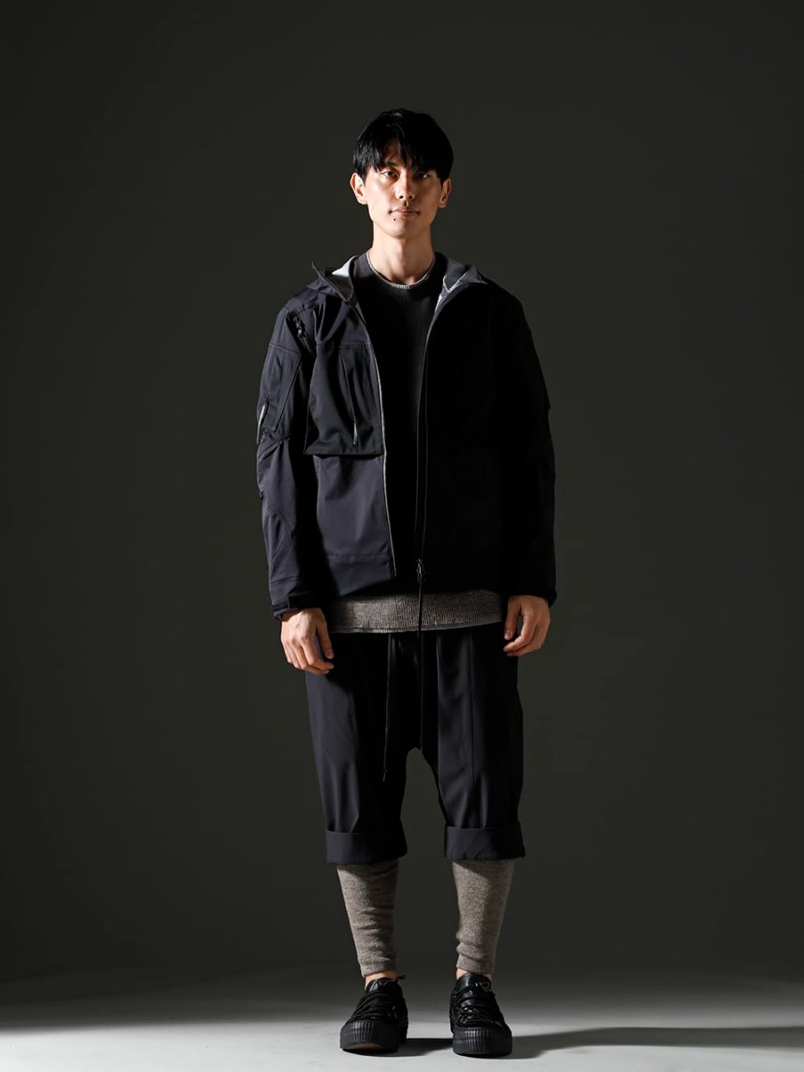 The Viridi-anne - ザ ヴィリジアン 2023SS 膝丈パンツとレッグウォーマーのレイヤードスタイル - VI-3557-06-black - 撥水加工 フーデッドジャケット ブラック - VI-3587-07 - レイヤード リブ セーター - VI-3617-09-Gray-Brown - レッグウォーマー グレイ ブラウン  4-001